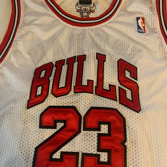 Nike NBA White and Red Chicago Bulls Jersey featuring Michael Jordan #23 - Picture 2 of 6